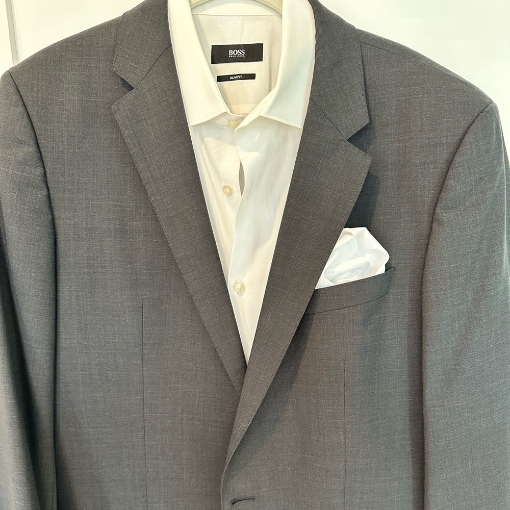 Hugo Boss men’s suit 40R medium gray…. Fitted